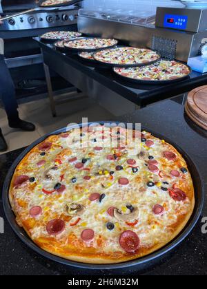 Pizza faite à la main et préparée par un maître de pizza en Turquie Banque D'Images