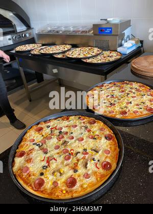 Pizza faite à la main et préparée par un maître de pizza en Turquie Banque D'Images