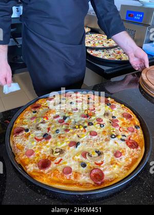 Pizza faite à la main et préparée par un maître de pizza en Turquie Banque D'Images