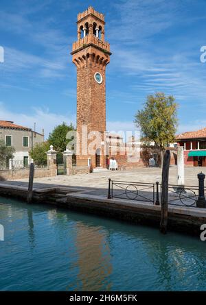 Vue sur la tour de l'horloge de l'île de Murano, Venise, Italie. Banque D'Images