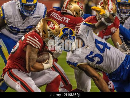 Santa Clara, Californie, États-Unis.15 novembre 2021.Les 49ers de San Francisco qui reviennent ELI MITCHELL (25) s'exécutent dans les Rams de Los Angeles à l'extérieur du linebacker LEONARD FLOYD (54) lundi, au stade Levis.Les 49ers ont battu les Rams 31:10.(Credit image: © Al Golub/ZUMA Press Wire) Banque D'Images