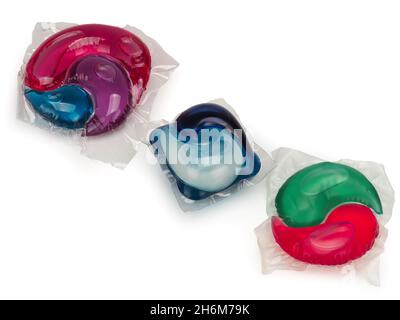 Capsules de gel de lavage sur fond blanc Banque D'Images