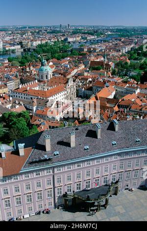 Vue d'ensemble de Mala Strana, de l'église Saint-Nicolas et de la Vltava, Prague, République tchèque Banque D'Images