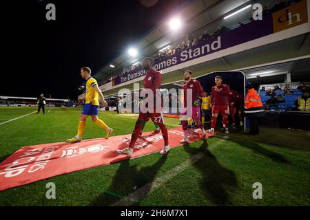 Le capitaine de Solihull Moors Kyle Storer et le capitaine de Wigan Athletic Tendayi Darikwa mènent leur côté sur le terrain pendant le premier tour de la coupe Emirates FA au stade de SportNation.bet, Solihull.Date de la photo: Mardi 16 novembre 2021. Banque D'Images