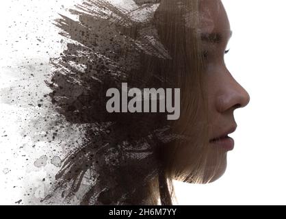 Peinture.Portrait de profil d'une jeune femme combiné avec des traits de peinture. Banque D'Images