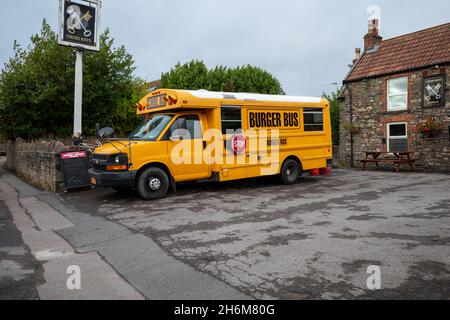 Bus mobile de restauration rapide à l'extérieur du pub Cross Keys (Bristol, Royaume-Uni.Nov. 21) Banque D'Images