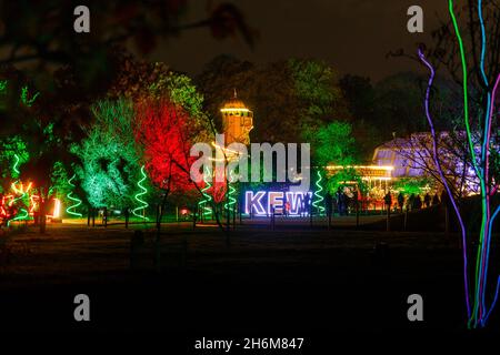 Kew Gardens, Richmond, Royaume-Uni.16 novembre 2021.Plus d'un million de lumières scintillantes illuminent les célèbres jardins de Kew tandis que leur exposition de lumière de Noël revient pour une 9e année.Noël à Kew se déroule du mercredi 17 novembre 2021 au dimanche 9 janvier 2022 Amanda Rose/Alamy Live News Banque D'Images