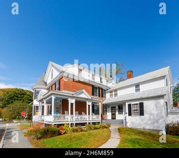 Typique de style local, grande maison en panneau blanc face à une véranda à Woodstock, Vermont, Nouvelle-Angleterre, États-Unis Banque D'Images