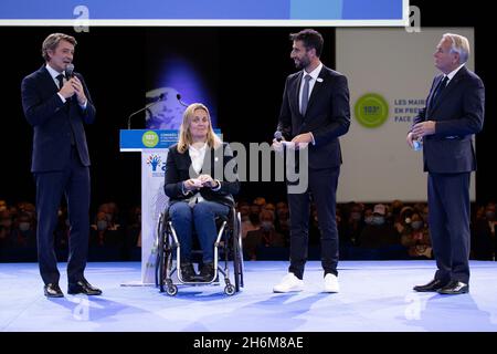 Paris, france, 16 novembre 2021.Paris 2024 le président Tony Estanguet, le président de l'association des maires Frances et maire de Troyes François Baroin et l'ancien premier ministre Jean-Marc Ayrault s'exprime lors du 103e Congrès des maires et présidents intermunicipaux français à Paris, le 16 novembre 2021.Le nouveau président de l'Association des maires de France (AMF - Association des maires de France) sera élu lors du 103e Congrès de l'AMF.Photo de Raphael Lafargue/ABACAPRESS.COM Banque D'Images