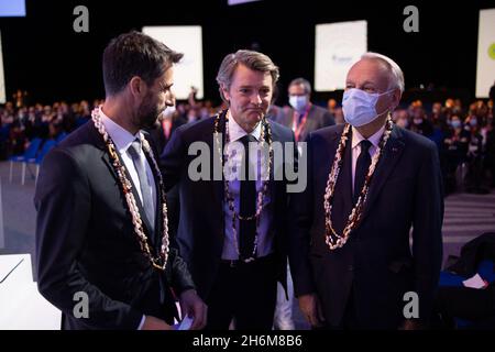 Paris, france, 16 novembre 2021.Paris 2024 le président Tony Estanguet, le président de l'association des maires Frances et maire de Troyes François Baroin et l'ancien premier ministre Jean-Marc Ayrault portent des colliers de fleurs lors du 103e Congrès des maires français et des présidents intermunicipaux à Paris, le 16 novembre 2021.Le nouveau président de l'Association des maires de France (AMF - Association des maires de France) sera élu lors du 103e Congrès de l'AMF.Photo de Raphael Lafargue/ABACAPRESS.COM Banque D'Images