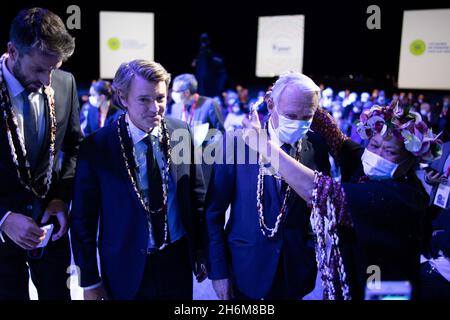 Paris, france, 16 novembre 2021.Paris 2024 le président Tony Estanguet, le président de l'association des maires Frances et maire de Troyes François Baroin et l'ancien premier ministre Jean-Marc Ayrault portent des colliers de fleurs lors du 103e Congrès des maires français et des présidents intermunicipaux à Paris, le 16 novembre 2021.Le nouveau président de l'Association des maires de France (AMF - Association des maires de France) sera élu lors du 103e Congrès de l'AMF.Photo de Raphael Lafargue/ABACAPRESS.COM Banque D'Images