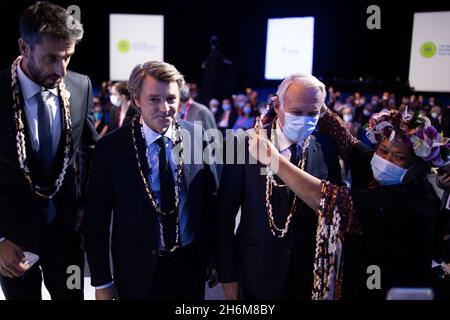 Paris, france, 16 novembre 2021.Paris 2024 le président Tony Estanguet, le président de l'association des maires Frances et maire de Troyes François Baroin et l'ancien premier ministre Jean-Marc Ayrault portent des colliers de fleurs lors du 103e Congrès des maires français et des présidents intermunicipaux à Paris, le 16 novembre 2021.Le nouveau président de l'Association des maires de France (AMF - Association des maires de France) sera élu lors du 103e Congrès de l'AMF.Photo de Raphael Lafargue/ABACAPRESS.COM Banque D'Images