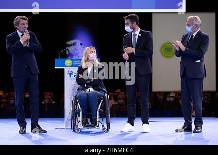 Paris, france, 16 novembre 2021.Paris 2024 le président Tony Estanguet, le président de l'association des maires Frances et maire de Troyes François Baroin et l'ancien premier ministre Jean-Marc Ayrault s'exprime lors du 103e Congrès des maires et présidents intermunicipaux français à Paris, le 16 novembre 2021.Le nouveau président de l'Association des maires de France (AMF - Association des maires de France) sera élu lors du 103e Congrès de l'AMF.Photo de Raphael Lafargue/ABACAPRESS.COM Banque D'Images