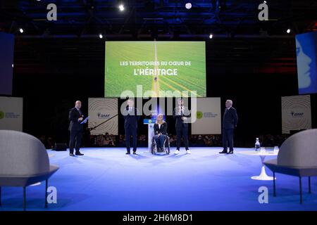 Paris, france, 16 novembre 2021.Paris 2024 le président Tony Estanguet, le président de l'association des maires Frances et maire de Troyes François Baroin et l'ancien premier ministre Jean-Marc Ayrault s'exprime lors du 103e Congrès des maires et présidents intermunicipaux français à Paris, le 16 novembre 2021.Le nouveau président de l'Association des maires de France (AMF - Association des maires de France) sera élu lors du 103e Congrès de l'AMF.Photo de Raphael Lafargue/ABACAPRESS.COM Banque D'Images