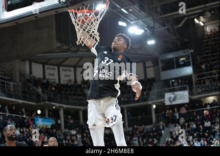 Lyon, France.16 novembre 2021.Lyon, France, le 16 novembre 2021 Kostas Antetokounmpo (37 LDLC ASVEL) fait un rempart lors de l'échauffement avant le match de la saison régulière Euroligue Turkish Airlines Round 10 entre LDLC ASVEL Lyon-Villeurbanne et Real Madrid à l'Astroballe Arena de Villeurbanne, France.Lyubomir Domozetski/SPP crédit: SPP Sport Press photo./Alamy Live News Banque D'Images