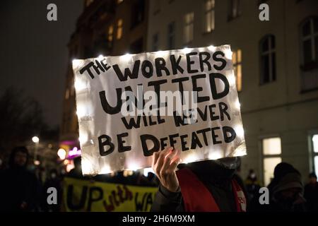 Berlin, Allemagne.16 novembre 2021.Les employés du service de livraison de Gorillas ont organisé une manifestation à Berlin, en Allemagne, le 16 novembre 2021.(Photo de Michael Kuenne/PRESSCOV/Sipa USA) crédit: SIPA USA/Alay Live News Banque D'Images