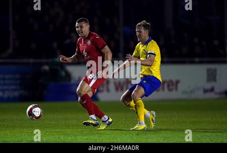 Solihull Moors Kyle Storer (à droite) et Wigan Athletic Max Power se battent pour le ballon lors de la première répétition de la coupe Emirates FA au stade SportNation.bet, Solihull.Date de la photo: Mardi 16 novembre 2021. Banque D'Images