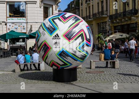 Bucarest, Roumanie, 5 juin 2021 - le grand ballon officiel Adidas Uniforia est exposé dans une rue du centre de la vieille ville comme ville hôte de l'UEFA Banque D'Images