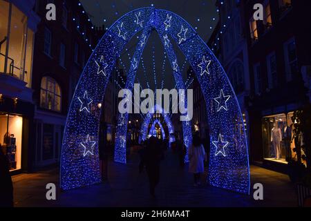 Londres, Royaume-Uni.15 novembre 2021.Lumières de Noël dans South Molton Street, Mayfair. Banque D'Images