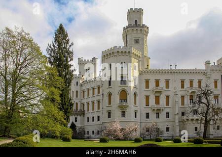 HLUBOKA NAD VLTAVOU, TCHÈQUE - 25 AVRIL 2012 : ancien château tchèque, reconstruit dans le style néo-gothique du XIXe siècle. Banque D'Images