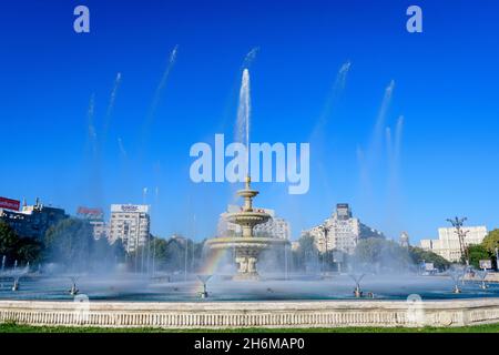 Bucarest, Roumanie, 4 septembre 2021 : fontaine décorative avec de petites gouttes d'eau sur la place Unirii (Piata Unirii) dans le centre-ville, en automne ensoleillé Banque D'Images