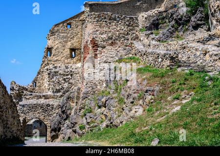 Murs en pierre à la Citadelle de Rupea (Cetatea Rupea) après rénovation dans le comté de Brasov, dans la partie sud de la région de Transylvanie (Transilvania), Romani Banque D'Images