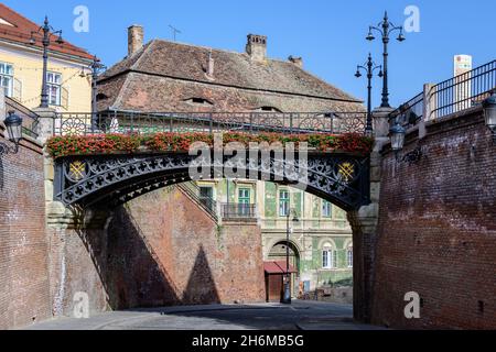 Le Pont des mensonges (Podul Miniunilor) près de la petite place (Piata Mica) dans le centre historique de la ville de Sibiu en Transylvanie (Transilvania) re Banque D'Images