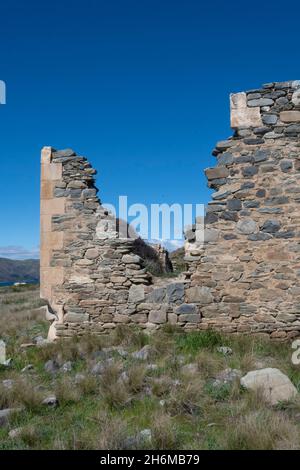 Vieux bâtiment en pierre ruine à Wharekuri, une ville fantôme près d'Aviemore, South Canterbury, South Island, Nouvelle-Zélande.Un vestige de la ruée vers l'or, Banque D'Images