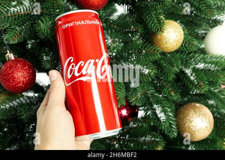 Odessa, Ukraine - 20 octobre 2021 : Composition de sapin de Noël faite de canettes de Coca-Cola, sur fond complet Banque D'Images