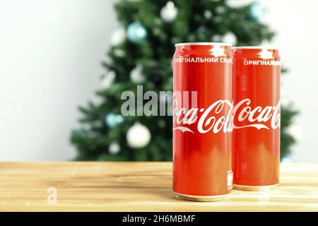 Odessa, Ukraine - 20 octobre 2021 : Composition en arbre de Noël faite de canettes de Coca-Cola sur une table en bois Banque D'Images