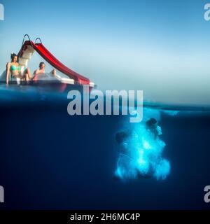 Groupe d'amis sur un bateau .Guy plongée sous-marine Banque D'Images