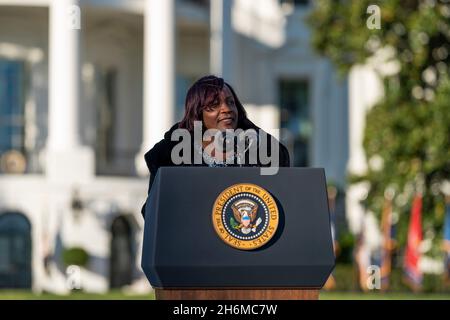 Washington, États-Unis d'Amérique.15 novembre 2021.Washington, États-Unis d'Amérique.15 novembre 2021.Le maire Acquanetta Warren, de Fontana, en Californie, fait des remarques avant que le président Joe Biden ne signe le projet de loi bipartisan de 1.2 billions de dollars sur l'infrastructure lors d'une cérémonie sur la pelouse sud de la Maison Blanche le 15 novembre 2021 à Washington, DC Credit: Cameron Smith/White House photo/Alay Live News Banque D'Images