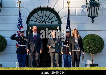 Washington, États-Unis d'Amérique.15 novembre 2021.Washington, États-Unis d'Amérique.15 novembre 2021.Le président américain Joe Biden et le vice-président Kamala Harris sortent de l'entrée diplomatique avant de signer le projet de loi bipartisan sur les infrastructures de 1.2 billions de dollars lors d'une cérémonie sur la pelouse sud de la Maison Blanche, le 15 novembre 2021 à Washington, DC Credit: Cameron Smith/White House photo/Alay Live News Banque D'Images