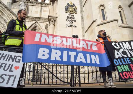 Londres, Royaume-Uni.16 novembre 2021.Les manifestants tiennent une bannière « Isolate Britain » pendant la manifestation devant les cours royales de justice.Neuf militants sont en prison pour avoir enfreint une injonction lors des récentes manifestations d’Isolate Britain.Les manifestants exigent que le gouvernement isole tous les logements sociaux d'ici 2025 et qu'il assume la responsabilité de veiller à ce que toutes les maisons du Royaume-Uni soient plus économes en énergie d'ici 2030, dans le cadre d'objectifs plus larges de changement climatique et de décarbonisation.(Photo de Vuk Valcic/SOPA Images/Sipa USA) crédit: SIPA USA/Alay Live News Banque D'Images