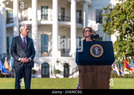 Washington, États-Unis d'Amérique.15 novembre 2021.Washington, États-Unis d'Amérique.15 novembre 2021.Le sénateur américain Kyrsten Sinema prononce un discours alors que le sénateur Rob Portman, à gauche, regarde avant que le président Joe Biden ne signe le projet de loi bipartisan sur les infrastructures à hauteur de 1.2 000 milliards de dollars lors d'une cérémonie sur la pelouse sud de la Maison Blanche, le 15 novembre 2021 à Washington, DC Credit: Cameron Smith/White House photo/Alay Live News Banque D'Images