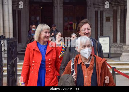 Londres, Royaume-Uni.16 novembre 2021.Le manifestant Isolate Britain Emma Smart (L) quitte les cours royales de justice.Neuf militants sont en prison pour avoir enfreint une injonction lors des récentes manifestations d’Isolate Britain.Les manifestants exigent que le gouvernement isole tous les logements sociaux d'ici 2025 et qu'il assume la responsabilité de veiller à ce que toutes les maisons du Royaume-Uni soient plus économes en énergie d'ici 2030, dans le cadre d'objectifs plus larges de changement climatique et de décarbonisation.Crédit : SOPA Images Limited/Alamy Live News Banque D'Images