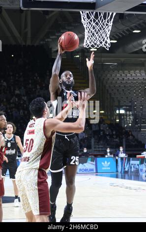 Bologne, Italie.16 novembre 2021.Jakarr Sampson (Segafredo Virtus Bologna) pendant le tournoi Eurocup match Segafredo Virtus vs Bologna.Umana Reyer Venezia à la Virtus Segafredo Arena - Bologna, 16 novembre 2021 crédit: Agence de photo indépendante/Alamy Live News Banque D'Images