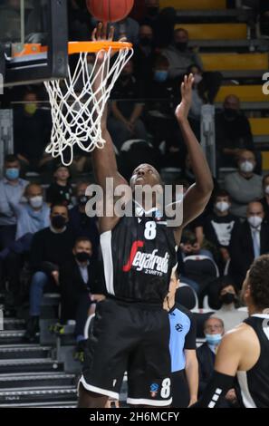 Bologne, Italie.16 novembre 2021.Kevin Hervey (Segafredo Virtus Bologna) pendant le tournoi Eurocup match Segafredo Virtus Bologna vs.Umana Reyer Venezia à la Virtus Segafredo Arena - Bologna, 16 novembre 2021 crédit: Agence de photo indépendante/Alamy Live News Banque D'Images