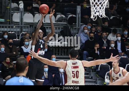 Bologne, Italie.16 novembre 2021.Kevin Hervey (Segafredo Virtus Bologna) pendant le tournoi Eurocup match Segafredo Virtus Bologna vs.Umana Reyer Venezia à la Virtus Segafredo Arena - Bologna, 16 novembre 2021 crédit: Agence de photo indépendante/Alamy Live News Banque D'Images