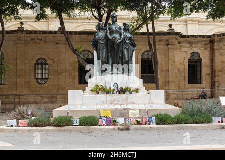 Monument au déchu du Grand Siège par Antonio Sciortino.Trois sculptures en bronze.Daphne Caruana Galizia, Valette, Malte, Europe Banque D'Images