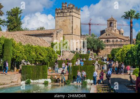 CORDOBA, ESPAGNE - 5 NOVEMBRE 2017: Les gens visitent Alcazar de los Reyes Cristianos à Cordoue, Espagne Banque D'Images