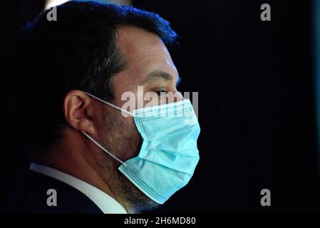 Rome, Italie.16 novembre 2021.Le secrétaire de la Ligue, Matteo Salvini, a vu pendant le 50e anniversaire de l'Assemblée nationale de la Confédération.Confesercenti est une association qui représente les entreprises italiennes dans les domaines du commerce, du tourisme et des services, de l'artisanat et des petites industries.Crédit : SOPA Images Limited/Alamy Live News Banque D'Images