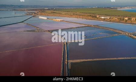 Le lac Atanasovsko est un lac côtier salé situé au nord de Burgas, en Bulgarie, à proximité directe de la mer Noire.Le lac est d'environ 5 km de long et divie Banque D'Images