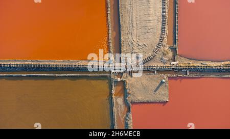 Le lac Atanasovsko est un lac côtier salé situé au nord de Burgas, en Bulgarie, à proximité directe de la mer Noire.Le lac est d'environ 5 km de long et divie Banque D'Images