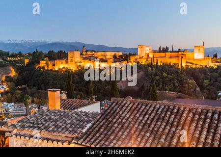 Vue sur le palais de l'Alhambra depuis le point de vue de Mirador San Nicolas à Grenade, Espagne Banque D'Images