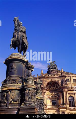 Statue du roi Jean de Saxe devant l'opéra Semper, Dresde, Saxe, Allemagne Banque D'Images