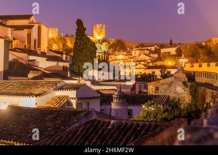 Vue de nuit sur le village d'Obidos au Portugal Banque D'Images