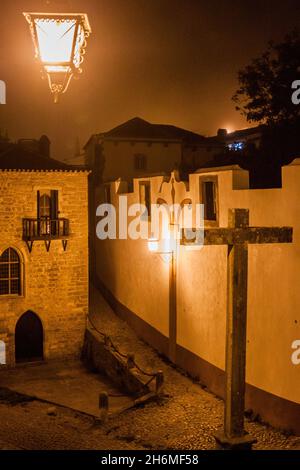 Vue de nuit sur les rues pavées du village d'Obidos, Portugal Banque D'Images