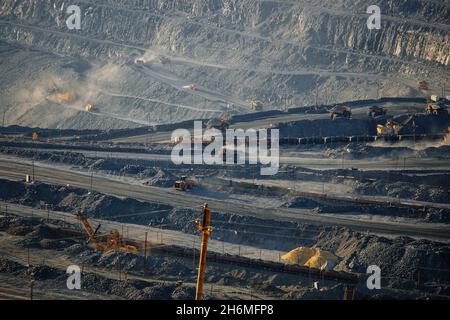 Mine à ciel ouvert dans une usine d'extraction et de traitement. Banque D'Images