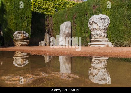 Vestiges de vieilles colonnes à Alcazar de los Reyes Cristianos à Cordoue, Espagne Banque D'Images